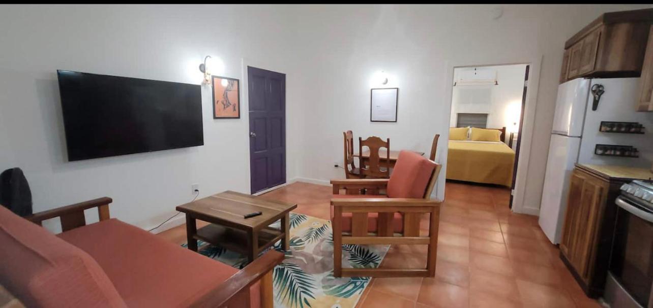 Alux House Hotel Placencia Exterior photo