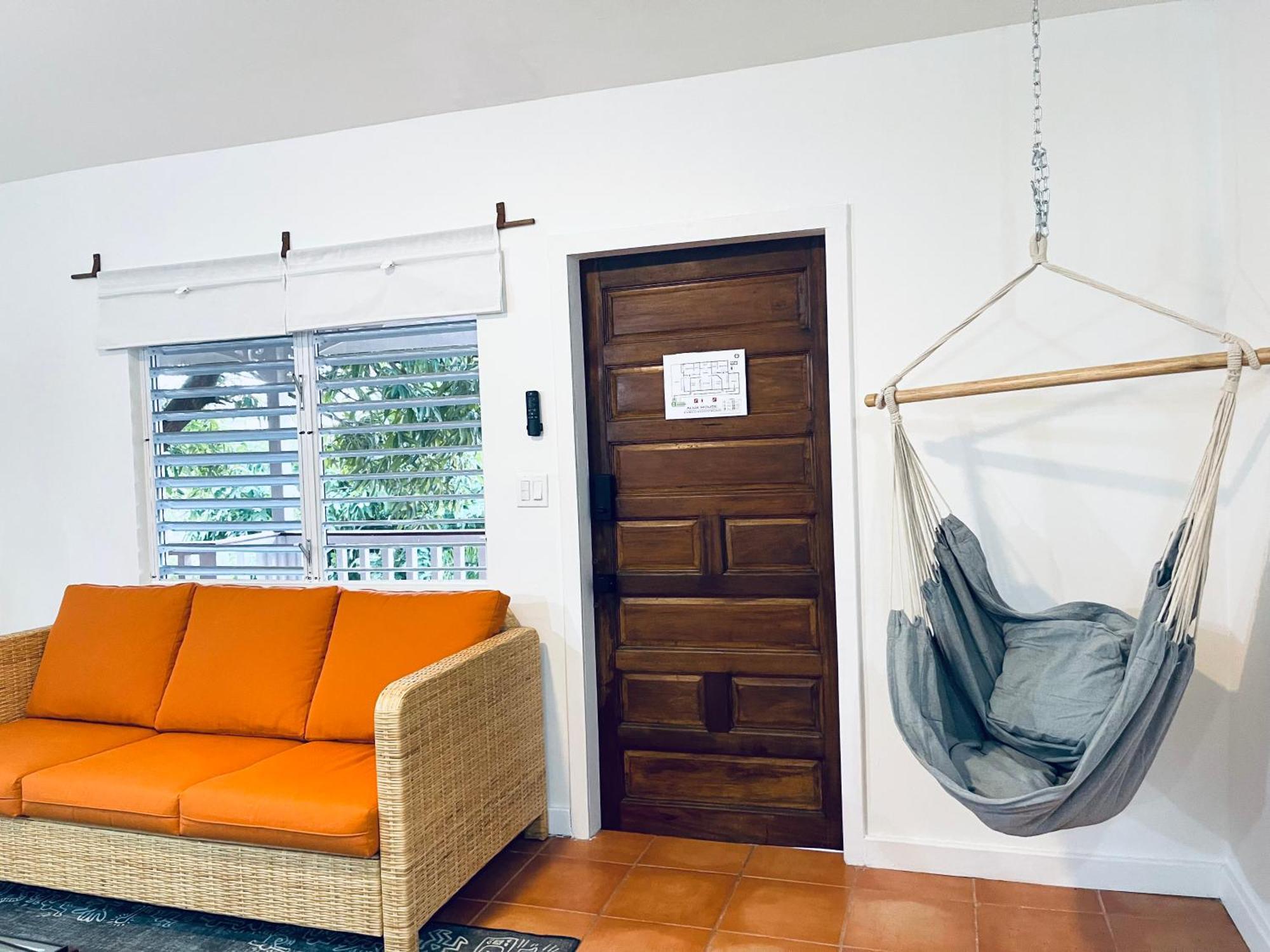 Alux House Hotel Placencia Exterior photo