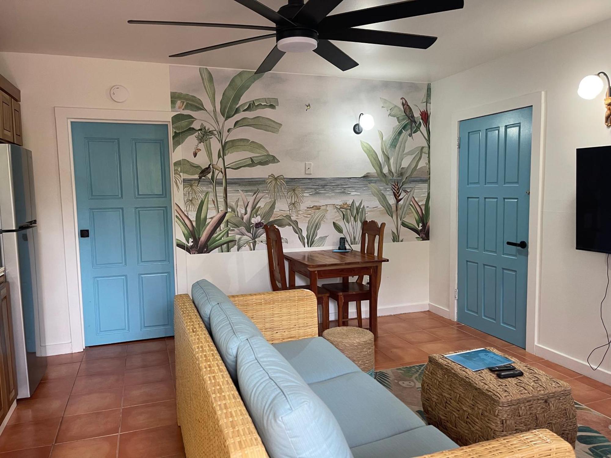 Alux House Hotel Placencia Exterior photo