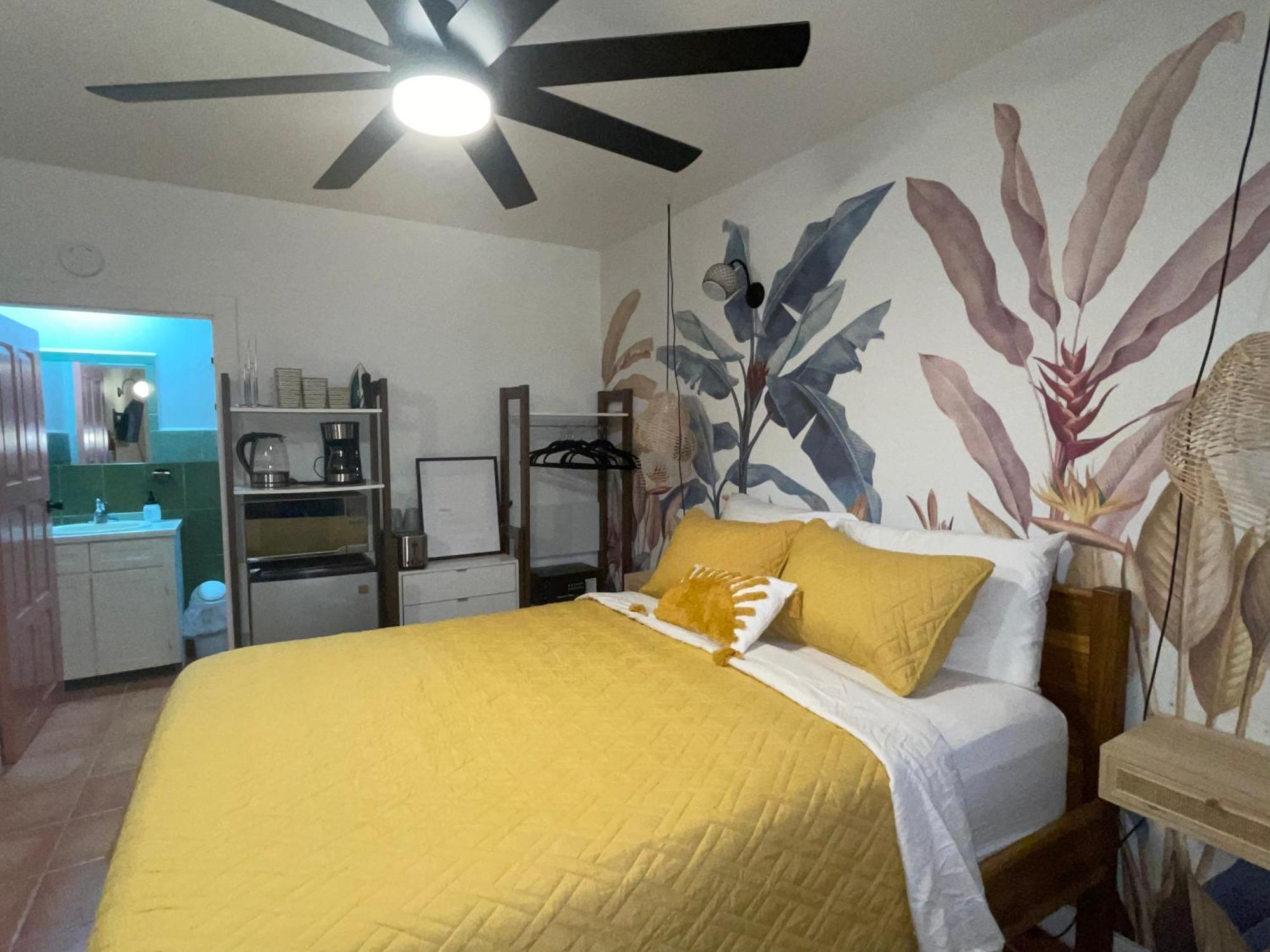 Alux House Hotel Placencia Exterior photo