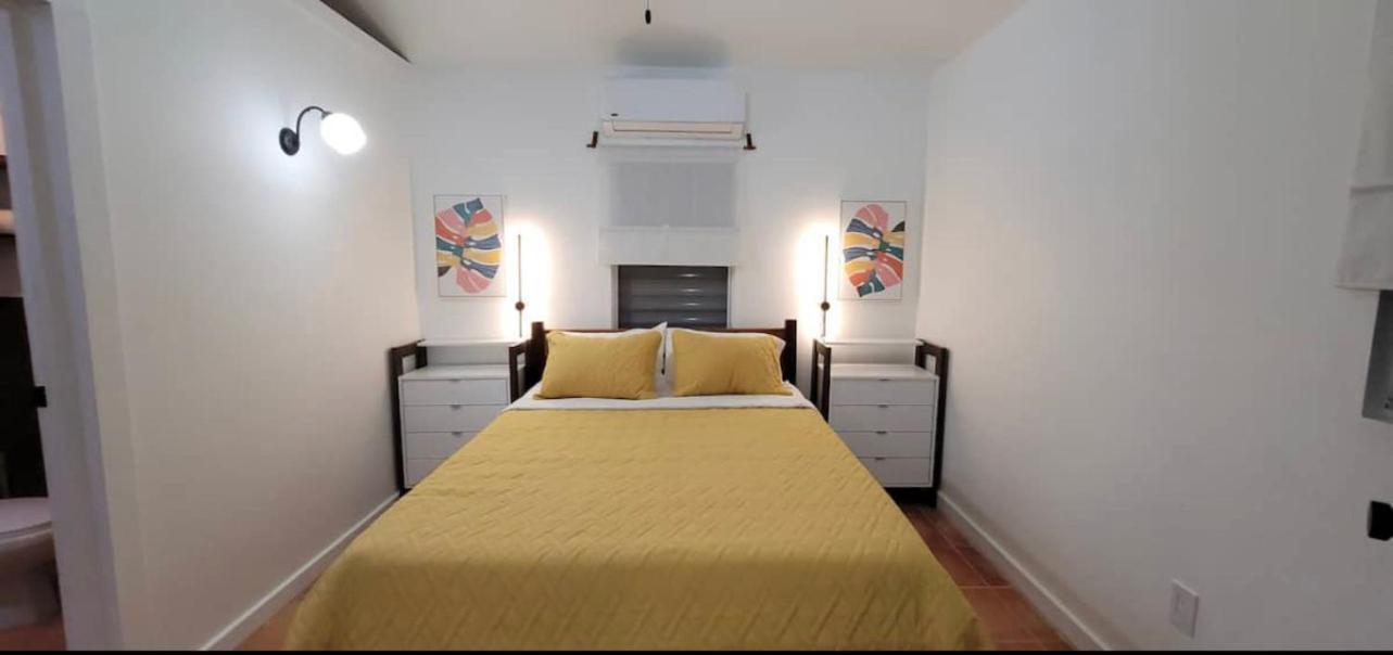 Alux House Hotel Placencia Exterior photo