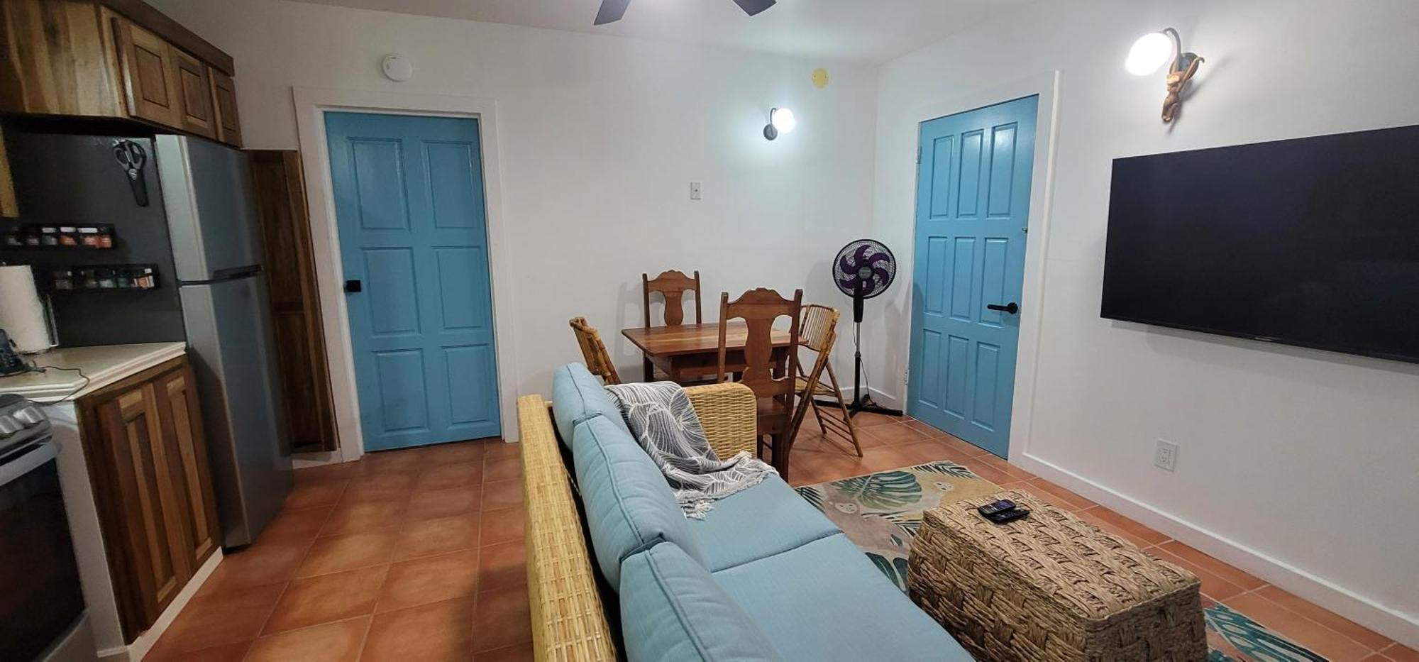 Alux House Hotel Placencia Exterior photo